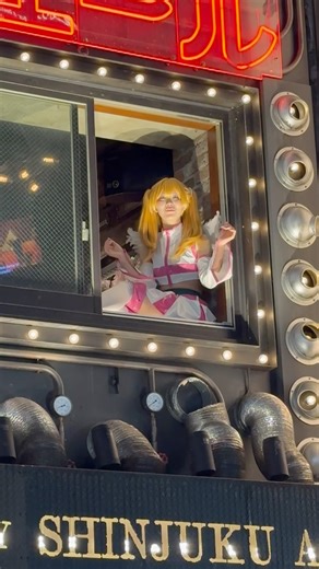 REAL!? Lilysa Amano at the window of Shinjuku bar in TOKYO | ふと見上げると新宿バーの窓に2.5次元の誘惑 天乃リリサが座っていた