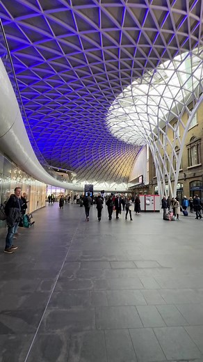 A classic London terminal station. 📍King’s Cross Station, London, 🇬🇧 #kingscross #traveller #travelling #londonlife #londoncity #visitlondon #london #england #uk | Letswatchdiz
