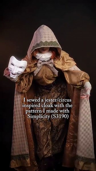 Jester/circus inspired cloak 🎭 Made for the sewing tutorial that’s now available on my channel!