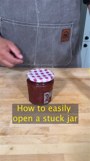 This simple hack to open a stuck jar. #hacks #howto #stuck #KitchenTipsAndTricks This video was produced by Network Media and Eli F. | Smells Good