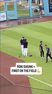 Roki Sasaki nears return, first on Dodger Stadium field working out 💪