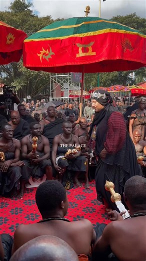 La Reine et le Roi du Mali chez le Rois des Ashantis pour présenter leurs condoléances. La Royauté Tuareg est la seule royauté reconnue du Mali par les autres rois d’Afrique. | BuzzDici.com