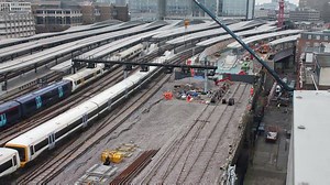 Watch 📽: A short timelapse taken of Thameslink works at London Bridge railway station. From Sunday 5 to Monday 6 February, work took place to install new signalling equipment on a signalling gantry on the approach to London Bridge Station. To find out more on what the Thameslink Programme is delivering as part of our Railway Upgrade Plan ➡ http://ow.ly/dLGS308YziK #RailwayUpgradePlan #London #Railway | Network Rail