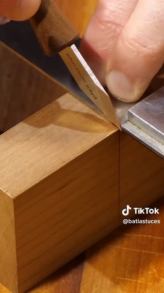 Cet assemblage en bois massif est plus résistant que l'acier. Le secret des maîtres ébénistes, sans aucun clou ni vis. Regarde tes meubles industriels de plus près... #woodworker #artisan #menusier