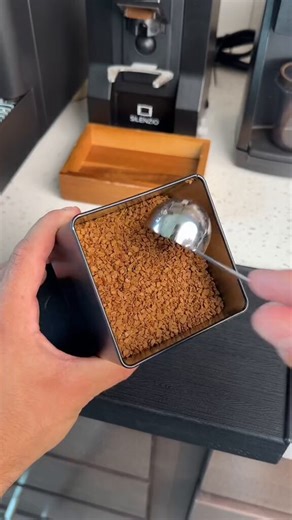 I used to think instant coffee was just for emergencies or when I was too lazy to brew a pot. ☕️ But it turns out, I was just doing it all wrong.The secret? Don’t burn the beans! Adding that splash of cold water first to dissolve the granules is a total hack for a smooth, non-bitter cup.If you don't have a $1k espresso machine at home, these two recipes are elite:Brown Sugar Shaken Espresso: 1 tsp instant coffee, 1 tsp brown sugar, 2 tsp water. Shake with ice and cinnamon. Top with milk.The "Bet