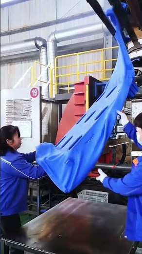 Blow molding process of plastic pallets