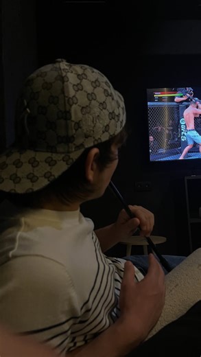 JONIKJON🌺 on Instagram: "🥺💔🧕 • • • • • #🎂要怎麼不經意的讓另一半看到這篇文👀儀式感滿滿滿🧁蛋糕小熊蠟燭旋轉禮盒🕯喂~閉上眼睛～許個願吧✨希望你的願望會實現（偷偷按下機關🫢）有我幫你準備的小驚喜🎁⚠️商品是蛋糕小熊蠟燭禮盒 沒有附戒指💍禮物要自己準備唷 流行周邊好物推薦搜尋✨玩具公仔搜尋🔍寵物周邊搜尋🔍易新商品資訊請看限時動態精選☁️下單方式💬留言“+1”；小編火速回覆你下單資訊💬留言“+1”；小編火速回覆你下單資訊 可自行截圖商品私訊購買‼️付款方式 台灣地區📦匯款、ATM轉帳（可無摺）、街口支付 支持全球順豐配送🌍微信、支付寶收款 約2週左右 因天氣、不可控因素可能延誤 能接受再下單💬可詢問客服配送進度。#🎂要怎麼不經意的讓另一一半看到這篇文👀 儀式感滿滿🈵🔜蛋糕小熊蠟燭旋轉褸盒🕯️ 嘿~閉上眼睛～許個願吧✨ 希望你的願望會實現 （偷偷按下機關）有我幫你準備的小驚喜唷 ⚠️ 商品是蛋糕小熊機關盒 沒有附戒指💍禮物要自己準備唷 流行周邊好物推薦搜尋 ✨ 玩具公仔搜尋🔍 寵物周邊搜尋 🔍 勗新商品