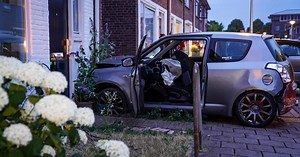 Auto raakt stilstaande voertuigen en zorgt voor schade aan woning in Zutphen