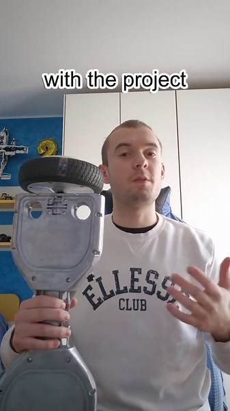 Eng 🇺🇸 Day 1: From CAD to reality. 📐🐷 Spent hours on SolidWorks designing this 80x60 cm beast. It’s going to be built with 1cm plywood, but the real challenge is the power: I’m repurposing old hoverboard motors to get it moving. Let’s see if I can make it work without wrecking the whole workshop! ⚙️💨 ​Follow for Part 2! 🔥 Ita 🇮🇹 Day 1: Ho passato ore su SolidWorks per progettare questo