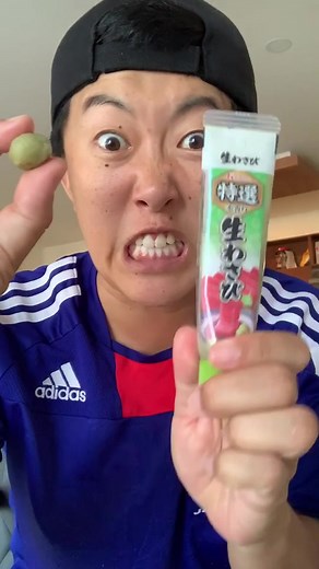 Niño japoneses disfruta la comida picante en tendencia de wasabi