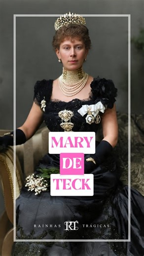 Rainhas Trágicas on Instagram: "Nascida em 26 de maio de 1867, no Palácio de Kensington, a princesa e futura rainha Mary de Teck era filha da princesa Maria Adelaide de Cambridge com Francisco, duque de Teck. Em 1892, ela ficou noiva de Albert Victor, filho e herdeiro do futuro rei Edward VII e neto da rainha Vitória. Infelizmente, no início do ano seguinte, Albert morreu de gripe russa e a jovem Mary aceitou a proposta de casamento do irmão dele, George, duque de York. Entre os filhos do casal,