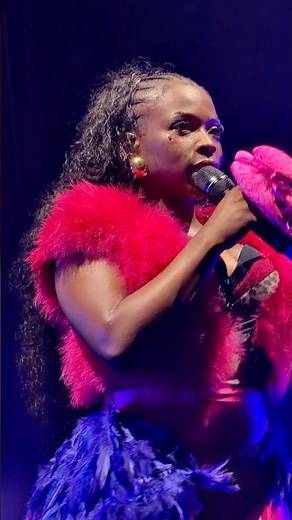 Theodora laisse le public chanter la partie de Disiz 🥹 #theodora #disiz #melodrama #zenithparis