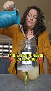 LESSIVE MAISON SIMPLISSIME pour le linge peu sale C’est une recette ultra simple à faire écologique et économique sans risque de résidu solide (contrairement au savon de Marseille) et très douce pour les textiles fragiles. Il te faut : *50 g de savon noir *1 litre d’eau chaude ➡️ Remplis ta bouteille ou ton flacon d’un litre d’eau bien chaude puis ajoutes-y le savon noir. Secoue et voilà, c’est déjà terminé ! N’oublie pas d’identifier la préparation. Utilise 50 à 100 ml de cette lessive par cycl
