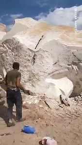 This guy's primitive rock breaking technique is hard to stop watching! 👀 | UNILAD Tech