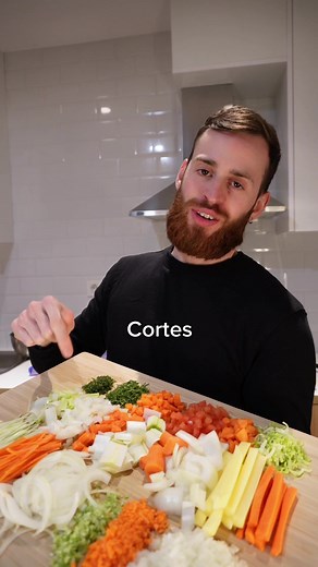 Bases de cocina: cortes - Ciseler y brunoise: cortes muy finos y regulares, que se usan sobretodo en bases como sofritos, donde no queremos que sobresalgan, pero queremos que estén presentes y den su sabor. También se utilizan en crudo en elaboraciones donde se van a ver en el resultado final y queremos que queden estéticos. - Emincer: Se utiliza también sobretodo en sofritos, para caramelizar la cebolla y para algunos guisos como el escabeche, donde queremos encontrar la verdura. También se uti