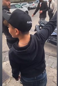 “Borrelli, qua saremmo a #PomiglianodArco. Guardi cosa insegnano ai bambini. Il tutto ripreso e messo sui social dagli adulti.” | Francesco Emilio Borrelli