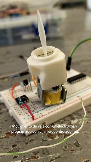 Movimiento de vela con electroimán y microcontrolador