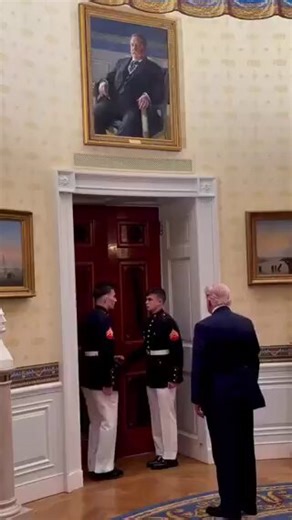 🚨 TRUMP’S JAW-DROPPING WALK UNDER THIS PAINTING = THE SECRET SIGNAL THAT THE FED IS FINISHED? 😱President Trump steps through the White House door… and right above him hangs the portrait of William Howard Taft: The LAST president before the Federal Reserve even existed.Taft walks out in early 1913. A few months later, a handful of unelected bankers pull off one of the biggest power grabs in history. They secretly hand America’s entire money system to a private club that controls your interest r