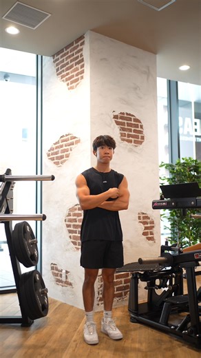 Bold take: Most people are sleeping on unilateral rows. 😤 Any lat-focused row — especially on machines — will usually feel better and more stable when done one arm at a time. 👉 You can brace your core with the free hand 👉 Chest pad won’t crush your sternum 👉 You’ll get a cleaner lat contraction Less weight, better connection. That’s smart lifting. 💪 #fyp #gym #bodybuilding #backday #lattips #Fitness | Physique