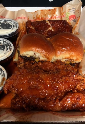 first time eating chili’s! that first piece of chicken was a bit too chewy but everything else was 👌🏻 got honey chipotle (think that was the flavor), don’t know if the nashville hot is too hot for me 🤷🏼‍♀️ #mukbang #asmr #trippledipper #chilis #food