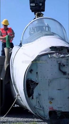 This Is How Airmen Move a Dead Aircraft Safely 💀