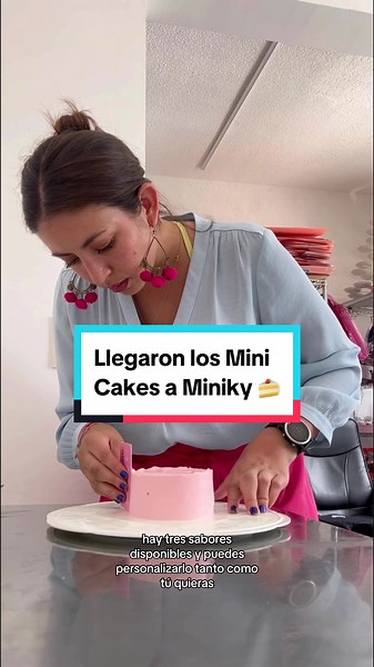 Estos mini cakes cuentan con: - 3 sabores diferentes de pan con 6 diferentes rellenos a escoger - porcion 1-2 personas - incluye: cajita, moño, velita 🍰 para más información, escríbeme por Mensaje Directo de IG o por Whatsapp 💖✨ . #minicake #undiaconmigo #undiaenmitrabajo #reposteriacreativa #minipastel #lunchbox #lunchboxcake #negociodereposteria