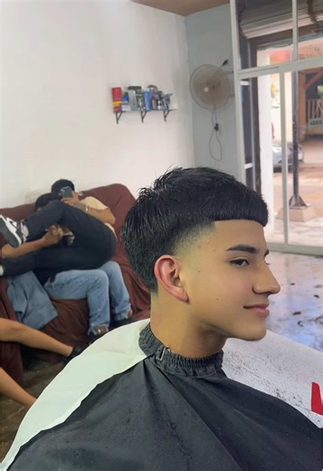 Bromas Divertidas en la Barbería: Día 3 con Clientes