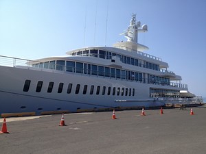 Oracle CEO Ellison's luxury yacht docks near homeless camp in Hawaii