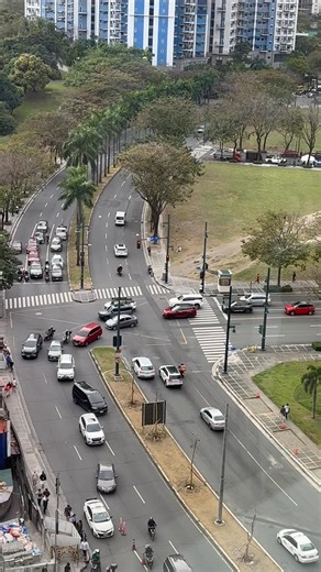 Traffic Update ngayong pasado alas 4:00 ng hapon sa McKinley Parkway Taguig City. Video mula sa 9th floor ng SM Aura Premier - Taguig City Hall Satellite Office | Taguig.com