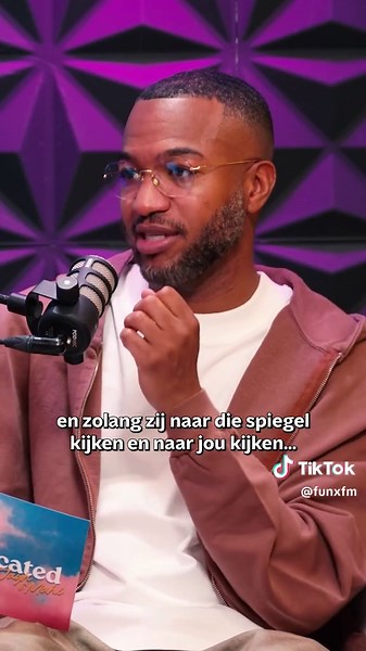 @ajofficiallll heeft een verleden met slechte vrienden, en is daar een tijd geleden volledig uit gestapt. Hij is verhuisd, heeft geen contact meer opgezocht, en houdt nu zijn kring klein. Hoe kan hij zien wie je echte vrienden zijn, wie je gunnen, wie je onvoorwaardelijk zal steunen? Dit en meer in deze aflevering van It’s Complicated💜 Check de hele aflevering via de link in bio! Bij de podcast It’s Complicated bespreken @Jayh Jawson en @Mahi Khalesi, vaak met een leuke gast, hele complicated e