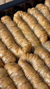 Genelde Burma baklava yapan herkes Şerbetini çekmemesinden yakınıyor 🫠 Tüm püf noktalarıyla kanalımda anlattım burada herşey hızlı kısa ve öz ancak ilk deneyecekseniz mutlaka izleyip sonra yapın ☺️🫶🏻 Link biyografımde ve hıkayemde var ❤️Gerekli malzeme listesi :1 adet yumurta1 Çay bardağı sıvı yağ1 çay bardağı süt1 kahve fincanı yoğurt1 kahve fincanı su1 paket kabartma tozuÇok az tuz 1 yemek kaşığı sirke5 su bardağı un (kontrollü eklenmeli)Şerbeti için :3 su bardağı toz şeker2,5 su bardağı su