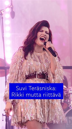"Se on mun tän kevään hieno voimalaulu." Suvi Teräsniska tulkitsi viime perjantain Kesäkonsertissa voimabiisien ohella kauniita balladeja ja rakkauslaulujakin. Hämärtyvä ilta ja ennen keikkaa alkanut sade korostivat tunnelmaa. Kokonaisuudessaan Radio Suomen Kesäkonsertti on katsottavissa Yle Areenassa. #radiosuomenkesäkonsertti #kesäkonsertti #suviteräsniska | Yle Radio Suomi