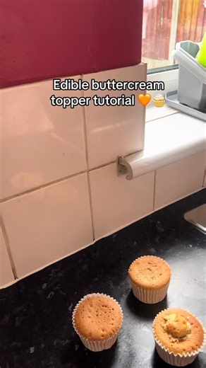 HAPPY NEW MONTH!🧡🎉 Here’s a tutorial for these buttercream toppers that I have been loving recently 😍😍 @littlebitesbakes #littlebitesbigflavours 🧡 TAG a baker that may need this! 🧁 - - - - - #explore #explorepage #midlands #bakingreels #buttercream #decoratewithme #buttercreamtopper | Little Bites