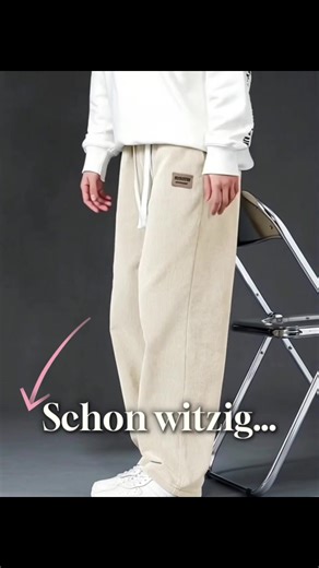 Bequeme Herren-Hose im lockeren Straight-Fit, mit Kordelzug, Taschen und dezentem Patch. Ideal für Herbst und Winter, angenehmes Material, perfekter Mix aus lässigem Streetstyle und gepflegtem Look für Alltag, Schule, Uni oder Arbeit. #streetstylemen #cleanoutfits #mensfashion2025 #ootdmen #styleupgrade