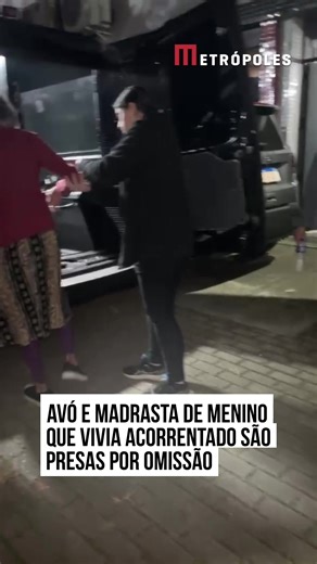➡️ MENINO FOI ENCONTRADO MORTO A avó paterna e a madrasta do menino Kratos Douglas, de 11 anos, encontrado morto na casa da família, no bairro Cidade Kemel, zona leste da capital paulista, foram presas pela Polícia Civil por omissão. Elas foram encontradas na casa de parentes, na noite dessa quarta-feira (13/5), em Santo André, na Grande #SãoPaulo. O pai da criança, Chris Douglas, foi preso no dia do crime e admitiu que acorrentava o filho “para ele não fugir de casa”. Aparecida Gonçalves, de 81