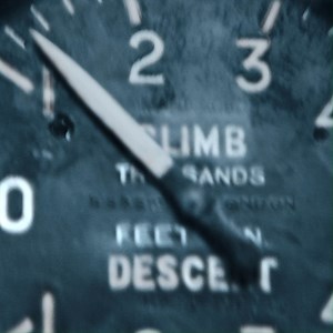 Eine Ikone steigt in die Luft. In dieser Woche ist die restaurierte Spitfire aus dem Jahr 1943 mit den beiden britischen Piloten Matt Jones und Steve Boultbee-Brooks zur Expedition „Silver Spitfire – The Longest Flight“ aufgebrochen. Die Maschine im Silberchrom-Look wird in mehreren Monaten über 43.000 Kilometer zurücklegen und 26 Länder besuchen. Rund 100 Flugabschnitte werden nötig sein, um den Start- und Zielflughafen Goodwood zu erreichen. Mit dem „längsten Flug“ feiern IWC Schaffhausen und 