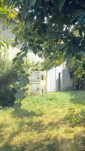 Nos adentramos en una casa abandonada en el centro de un pequeño pueblo francés, muy cerca de una comisaría. La vivienda, bien conservada, parece haberse detenido en el tiempo. Camas hechas. Fotografías familiares. Objetos personales en su sitio. … Y una extraña zona cerrada con llave que rompieron para acceder. Dentro, encontramos elementos que parecen indicar que alguien vivía separado del resto, con un baño propio, pero sin cocina ni acceso directo. Todo en una sola planta. Lo más inquietante