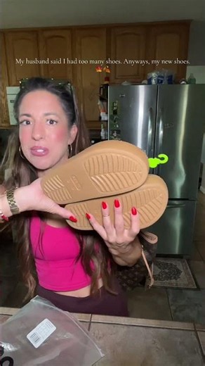 The Dylan Platform Crocs give you the comfort Crocs are known for with a sleek, elevated look that