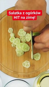 🥒✨ Sałatka z ogórków na zimę – sprawdzony HIT na każdą spiżarnię! ✨🥒 Szukasz idealnego przepisu na domową sałatkę z ogórków na zimę? Ta wersja to absolutny klasyk – pełna smaku, chrupiąca i pachnąca koperkiem! Świetna jako dodatek do obiadu, grilla czy na szybki lunch. A co najlepsze – przygotujesz ją bez zbędnych udziwnień. 💚 📌 Składniki: 5 kg ogórków gruntowych 500 g cebuli 500 g marchwi 500 g papryki 2 pęczki koperku 2 ząbki czosnku (można dodać więcej – nawet 4 ząbki, jeśli lubisz intens