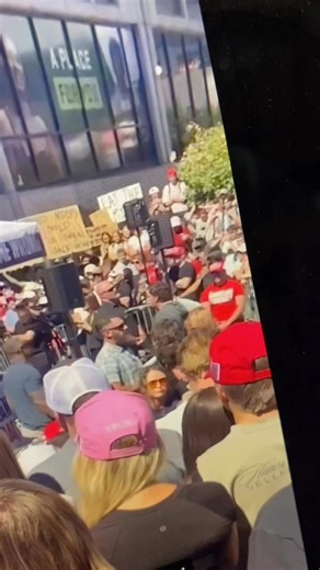 Next to brown shirt sunglasses guy, you can see two out of four guard or security not flinch at all, maga hat lady look at brown shirt guy and Maga hat man in black doesn’t move thru the entire thing. | German Amaya