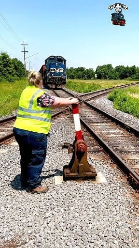 141K views · 369 reactions | The Daily Life of Railway Workers Using Manual Switches #train #realtrain #traintrack #railwayswitch #trackswitch #traincrossing #railwaylife | Trainbolo | Facebook