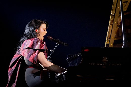 Watch Lola Young Perform “Messy” At The Grammys In Her First Televised Return - GO Magazine