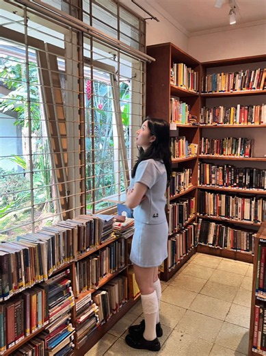 Reading Date at Kineruku Bandung Café