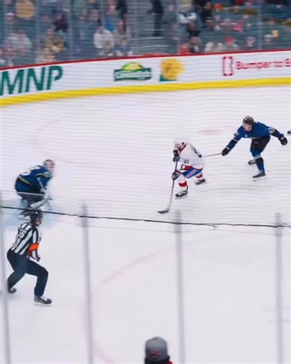 Le Banc de Taverne IG account on Instagram: "Une relance rapide de David Reinbacher à Michael Del Gaizo, qui connaît lui aussi une excellente fin de semaine, permet de lancer Xavier Simoneau en échappée pour inscrire le deuxième but du Rocket en 21 secondes. La marque est maintenant de 3-1 en faveur du Rocket. 🚨 Xavier Simoneau (4) 🏒 Michael Del Gaizo (13) 🏒 David Reinbacher (11) Crédit : Rocket de Laval #gohabsgo #gorockets @rocketlaval @canadiensmtl"