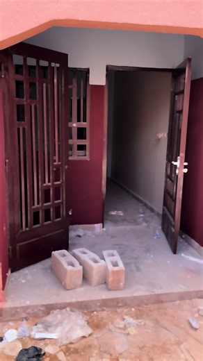 BOBO DIOULASSO A Belle ville , à côté de l'INSSA --------#Cour_Commune Chambre salon Carrelée plafonnée ventilée vitrée Douche wc interne Cuisine bien propre Eau et électricité disponibles #Loyer mensuel : 40.000f Conditions 5 mois Visite 2000f NB: en cour de finition possible de réserver Contact ; 57837990