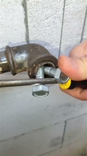How to Easily Extract Broken Threaded Pipes Without Expensive Professional Tools