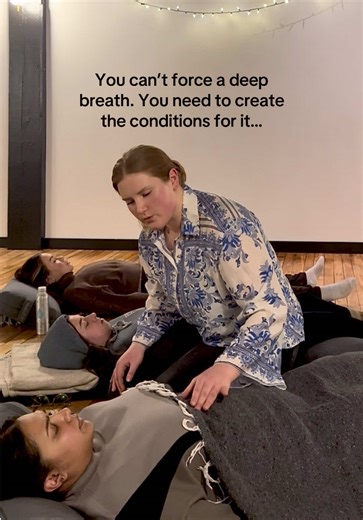 Try this practice ⬇️ When it feels hard to take a deep breath, the instinct is often to try harder—to inhale deeper and faster, control it, or “fix” it. But your breathing is controlled by your autonomic nervous system, not your effort. When your body senses stress or threat, the diaphragm naturally contracts, which limits how deep the breath can go. Forcing the breath in this state usually increases tension instead of easing it. Here’s a gentle diaphragm release practice that you can try on you