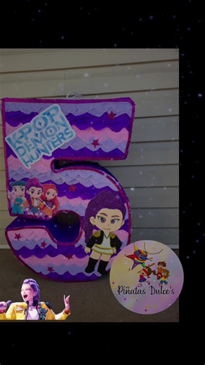 ¡A celebrar los 5 años con esta linda piñata de K-pop💜💜💜🪅! Esta piñata personalizada de los increíbles K-Pop Demon Hunters, perfecta para tu fiesta🎉🎊🎈✨️. ✅️Entregado ¡Agendamos tu pedido con 15 dias de anticipacion y requerimos un 50 % de anticipo del total de tu pedido! 📲WhatsApp (678) 914-4893 (678)396-2280 #piñataspersonalizadas #piñatascreativas #kpop #kpopdemonhunters #piñatasartesanales #piñatashechasconamor #cumpleaños #fiestainfantil | Pinatas Dulces