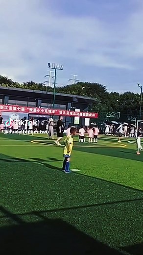 Daisy Bloom two on TikTok