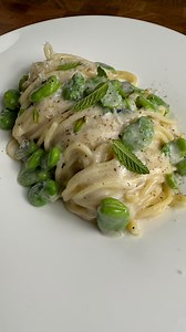 Me lo avete chiesto! Episodio 126🌱 Pasta con fave e pecorino🤤 ingredienti x2: 220g spaghetti 350g fave da pulire 60g pecorino menta fresca q.b. sale q.b. pepe q.b. Buon Appetito!🍴 You asked for it! Episode 126🌱 Pasta with Fava Beans and Pecorino 🤤 Ingredients for 2 servings: - 220g spaghetti - 350g fava beans (to be shelled) - 60g pecorino cheese - Fresh mint to taste - Salt to taste - Pepper to taste Enjoy your meal! 🍴 . . . #pasta #spaghetti #fave #pecorino #primipiatti #sebastianfitarau